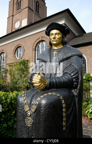 Londres, Angleterre, Royaume-Uni. Statue de Sir Thomas More, Cheyne Walk, Chelsea Embankment Banque D'Images