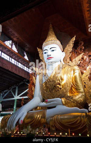 Le Bouddha assis dans le Nga Htat Gyi pagode à Rangoon Banque D'Images