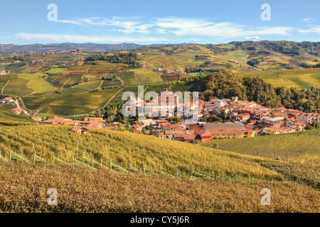 Vue sur Ville de verres colorés parmi les collines et les vignobles du Piémont à l'automne dans le Nord de l'Italie. Banque D'Images