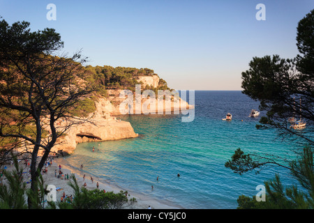 L'Espagne, Îles Baléares, Minorque (Menorca), plage de Cala Mitjana Banque D'Images