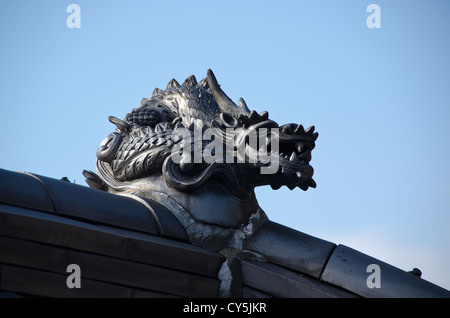 Dragon de laiton sur le toit d'un temple japonais Banque D'Images