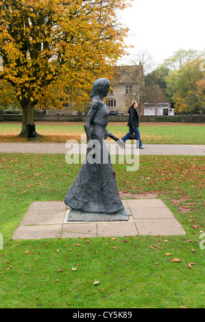 Statue de Madonna à pied par Elizabeth Frink et passant dans la cathédrale de Salisbury Fermer Banque D'Images