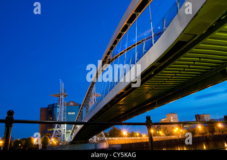 Vue de dessous du pont du millénaire à Manchester Salford Quays Banque D'Images