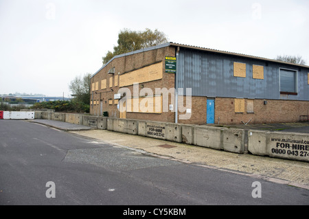 Bâtiment industriel désaffecté et vide avec portes et fenêtres barricadés UK Banque D'Images