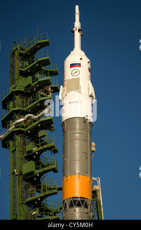 La fusée Soyouz est érigée en position après avoir été déployé dans l'aire de lancement par train le 21 octobre 2012 à Baïkonour, au Kazakhstan. Les membres d'équipage, commandant de Soyouz Oleg Novitski, mécanicien de Kevin Ford de la NASA, et l'ingénieur de vol Evgeny Tarelkin de Roscosmos sera sur une mission de cinq mois à bord de la Station spatiale internationale. Banque D'Images