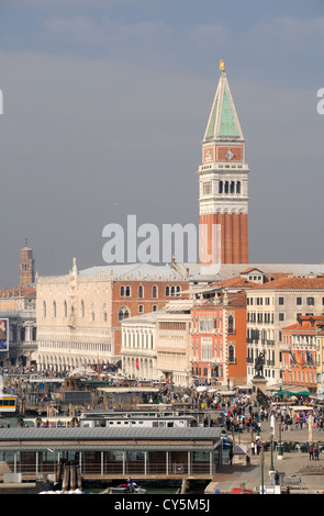 La Riva degli Schiavoni, du Palais des Doges et le Campanile de Venise, Vénétie, Italie Banque D'Images