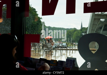 'L'Atomium' Café Restaurant un jour de pluie à Bruxelles Belgique Banque D'Images