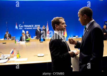 Le président américain Barack Obama parle avec le président russe Dmitri Medvedev lors du Sommet du G8 le 27 mai 2011 à Deauville, France. Banque D'Images