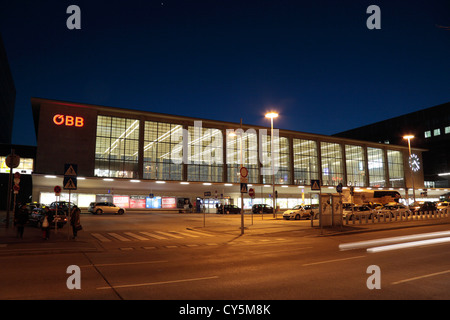 Compte tenu de la soirée externe entrée principale de Wien Westbahnhof (gare de l'ouest de Vienne) Vienne, Autriche. Banque D'Images