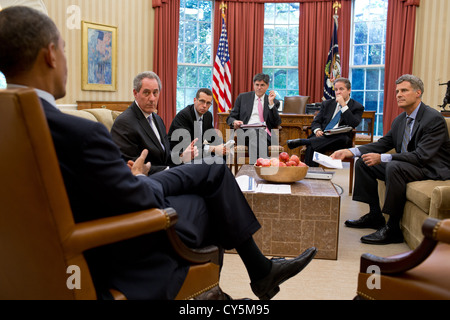 Le président américain Barack Obama rencontre avec les conseillers 10 Août 2012 dans le bureau ovale de la Maison Blanche. Sur la photo de gauche sont Mike Froman, Vice-conseiller à la sécurité nationale pour les affaires économiques ; Conseiller principal David Plouffe ; Chef de cabinet Jack Lew, directeur du Conseil économique national ; Gene Sperling et Conseil des Conseillers Économiques du Président Alan Krueger. Banque D'Images