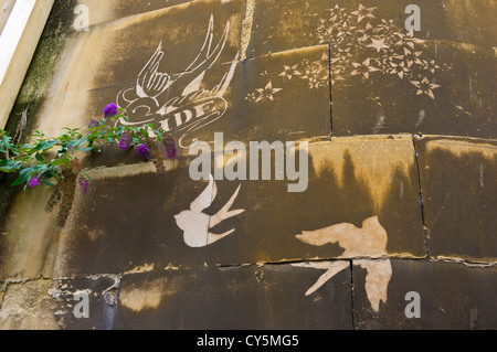 Une 'Hero' tattoo-style street art sur les murs de l'ancien commissariat de police Central, Nelson Street, Bristol, Royaume-Uni. Banque D'Images