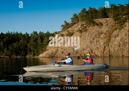 Deux femmes hors de l'île kayak Shaw dans les îles San Juan de Puget Sound dans le Pacifique nord-ouest de l'État de Washington. Banque D'Images