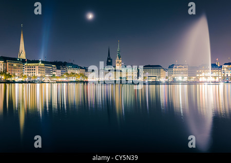 Vue sur le lac Inner Alster Binnenalster () à Hambourg (Allemagne) avec la Mairie, l'église et le Peter Nikolai Banque D'Images