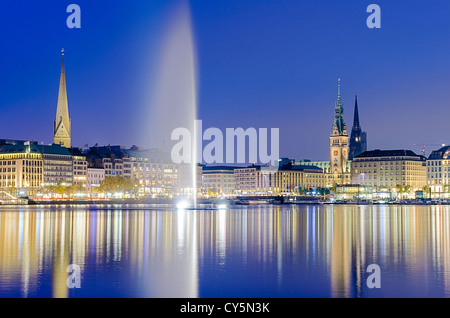 Vue sur le lac Inner Alster Binnenalster () à Hambourg (Allemagne) avec la Mairie, l'église et le Peter Nikolai Banque D'Images