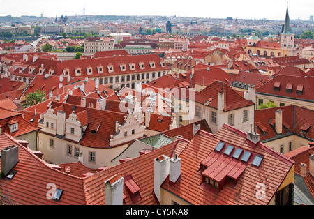 Les toits en tuiles rouges de Prague, Mala Strana Banque D'Images