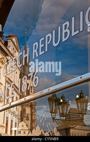 Reflet de la place de la vieille ville monuments de Prague. Banque D'Images