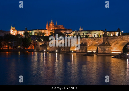 Le Château de Prague, la cathédrale Saint-Guy, le Pont Charles et la rivière Vltava dans la nuit Banque D'Images