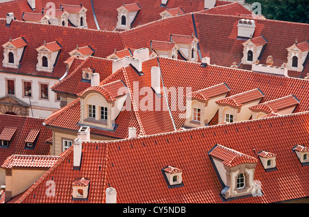 Les toits en tuiles rouges de Prague, Mala Strana Banque D'Images