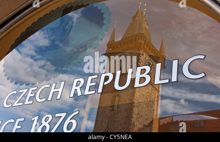 Reflet de la tour de l'horloge astronomique dans la fenêtre de la vieille ville de Prague. Banque D'Images