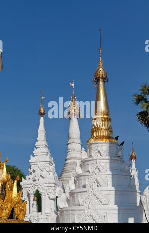 Steepletops sur l'enceinte de la pagode Shwedagon à Rangoon, Myanmar Banque D'Images