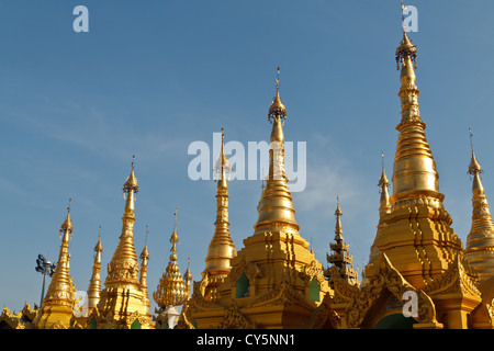 Steepletops sur l'enceinte de la pagode Shwedagon à Rangoon, Myanmar Banque D'Images
