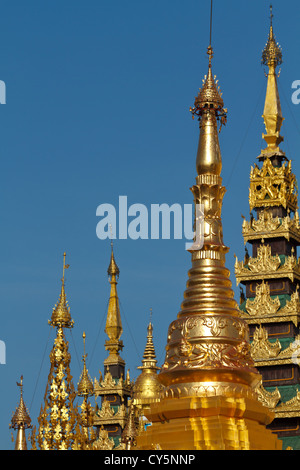 Steepletops sur l'enceinte de la pagode Shwedagon à Rangoon, Myanmar Banque D'Images