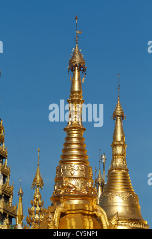 Steepletops sur l'enceinte de la pagode Shwedagon à Rangoon, Myanmar Banque D'Images