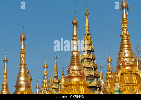 Steepletops sur l'enceinte de la pagode Shwedagon à Rangoon, Myanmar Banque D'Images