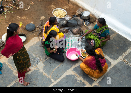 Les femmes indiennes et les filles représentant jagré doux rempli chapathi pour le Dasara festival dans un village de l'Inde rurale. L'Andhra Pradesh, Inde Banque D'Images