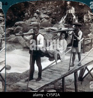 Femme japonais voyageant dans Yama-Kago La Montagne (Président) sur la rivière Daiya, Nikko, Japon, photographie stéréo, vers 1904 Banque D'Images