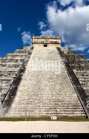 Voir en haut de l'escalier d'El Castillo, la pyramide maya au dieu Kukulkan, le serpent à plume, à Chichen Itza, au Mexique. Banque D'Images