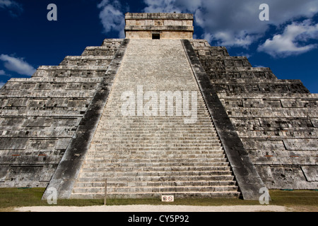 Voir en haut de l'escalier d'El Castillo, la pyramide maya au dieu Kukulkan, le serpent à plume, à Chichen Itza, au Mexique. Banque D'Images