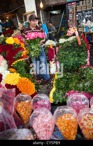 Roses au marché de la Jamaïque à Colonia la Jamaïque à Venustiano Carranza borough de la ville de Mexico Banque D'Images