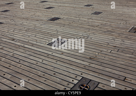 Plancher en teck sur le pont du cuirassé USS Wisconsin amarré au Nautilus à Norfolk, en Virginie Banque D'Images