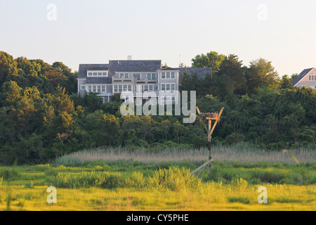 Un balbuzard niche dans les marais et d'une grande maison en bardeaux, près de Sandy Neck Beach, Cape Cod, Massachusetts, United States Banque D'Images