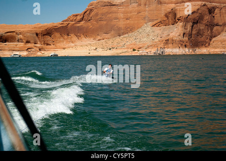 Sur l'homme derrière la planche hors-bord sur le Lac Powell Banque D'Images