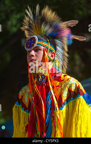 Amérindiens Chumash de l'adolescence dans une danse de l'herbe traditionnelle Banque D'Images