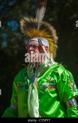 Native American man Chumash, danseur d'herbe, à l'Inter Tribal 2012 Pow Wow, Live Oak camp, Santa Ynez Valley, Californie Banque D'Images