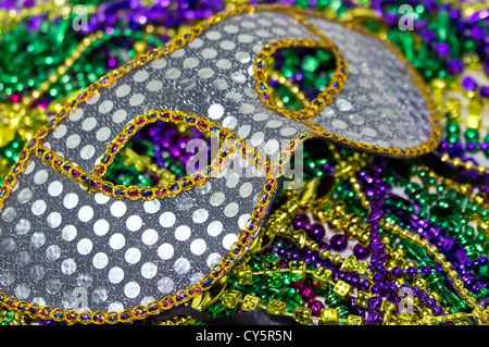 Mardi Gras masquerade mask sur fond de perles Mardi Gras colorés Banque D'Images