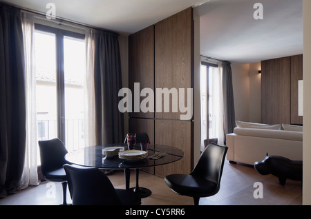 Salle à manger dans un élégant appartement en Italie avec C. chaises Eames et tableau noir Banque D'Images