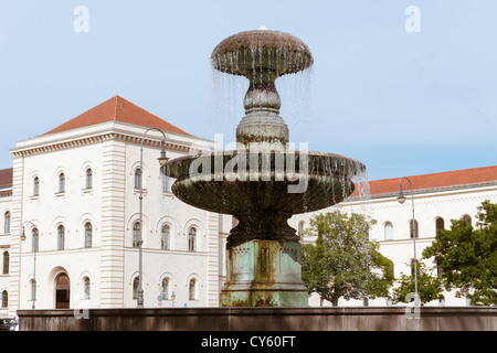 Fontaines à la Geschwister-Scholl-Platz, en face de l'université Ludwig Maximilian à Munich Banque D'Images