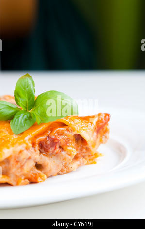 Lasagne fraîchement cuits avec des feuilles de basilic sur le dessus Banque D'Images