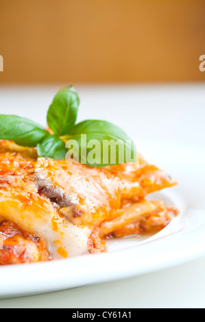 Lasagne fraîchement cuits avec des feuilles de basilic sur le dessus Banque D'Images