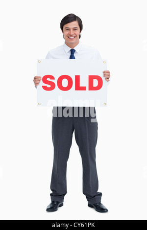 Male real estate agent avec sold sign Banque D'Images
