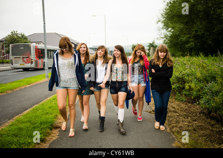 Un groupe de six jeunes adolescents 6 british english welsh teen teenage girls friends walking together outdoors UK Banque D'Images