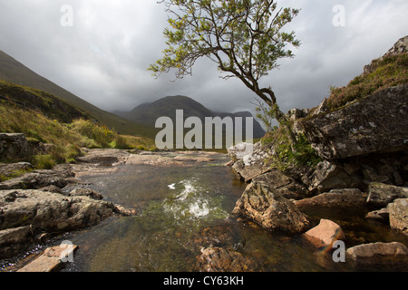 Domaine de Glen Coe, en Écosse. Vue pittoresque d'un ruisseau qui coule à travers la vallée de Glencoe. Banque D'Images