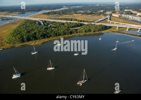 Vue aérienne de voiliers amarrés dans la rivière Ashley Charleston, Caroline du Sud. Banque D'Images