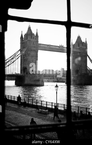 Tower Bridge à Londres, vue depuis une fenêtre behin verre. Traitement noir et blanc. Banque D'Images