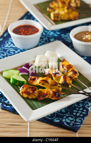 Satay de poulet avec sauce chili et d'arachides Banque D'Images