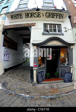 Le cheval blanc et griffin restaurant et l'hôtel situé dans les étroites rues pavées du vieux Whitby, North Yorkshire, Angleterre Banque D'Images